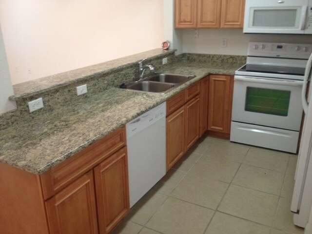 Building Photo - Quiet neighborhood close to Royal Park Plaza, theaters, shopping, restaurants, and UF