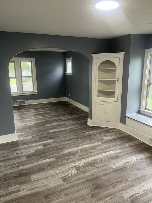 Building Photo - Section 8 Accepted, Charming 4BR 1 BA Home...
