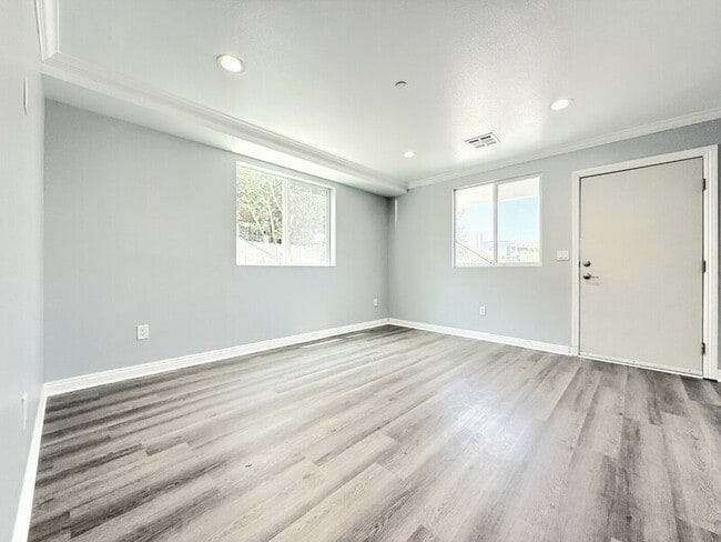 Building Photo - 320 E 55th St