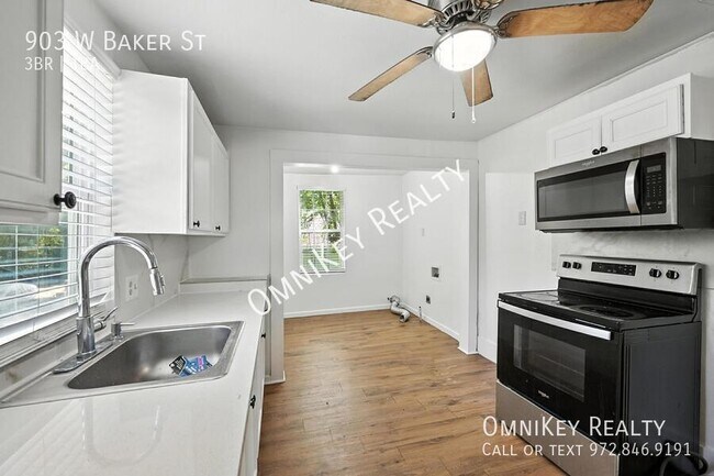 Building Photo - 903 W Baker St