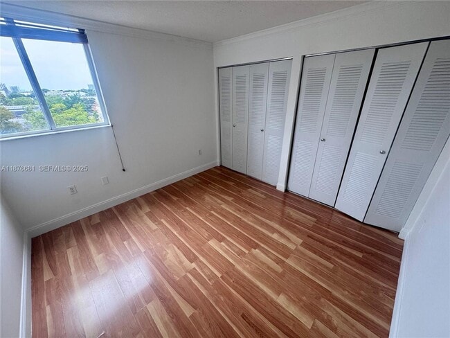 Building Photo - 102 SW 6th Ave