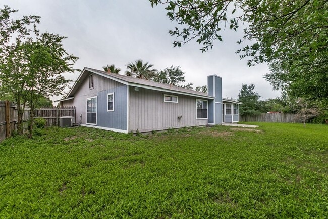Building Photo - 6991 Sunset Village Dr