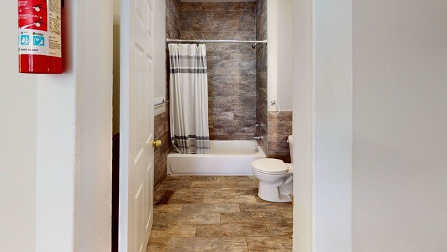 Building Photo - Modern 3BD Near Yale New Haven Hospital!