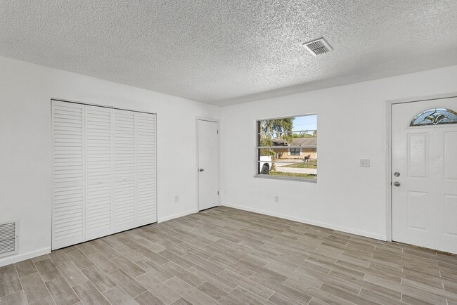 Building Photo - Spacious Remodeled 2-Bedroom Home with Modern Kitchenin Volusia County – Edgewater, FL