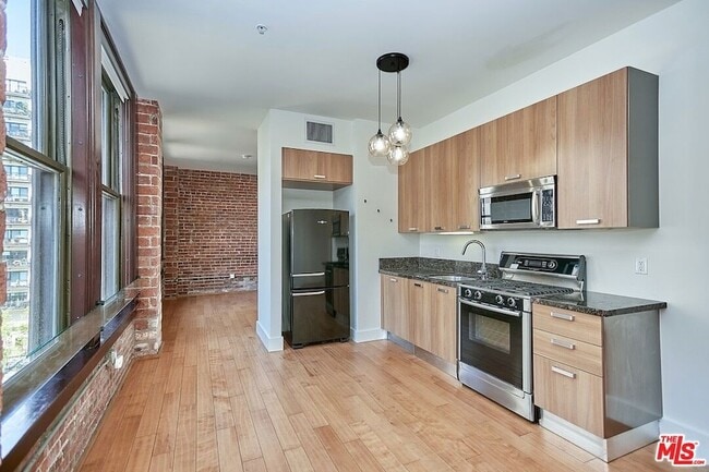 Building Photo - 460 S Spring St