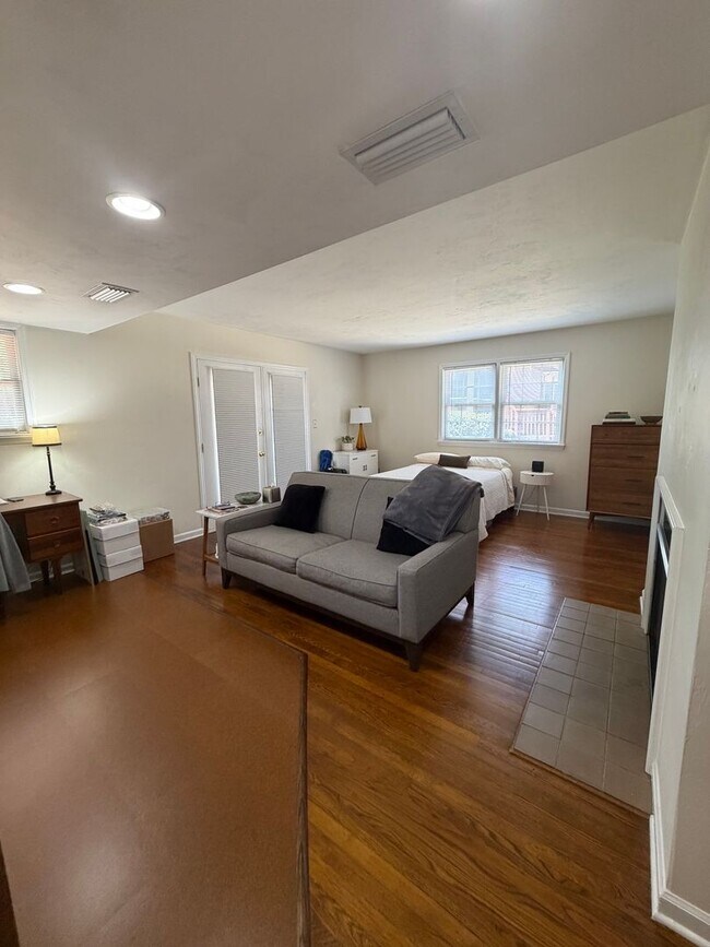Building Photo - Large Studio Condo Downtown Walking Distance to the Florida State Capitol