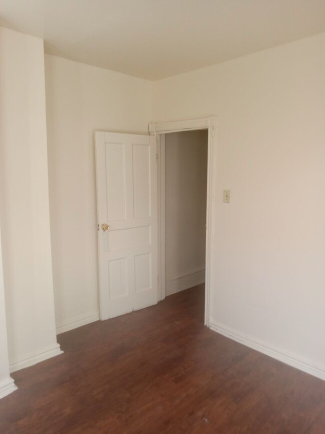 Building Photo - Spacious three Bedroom!!!