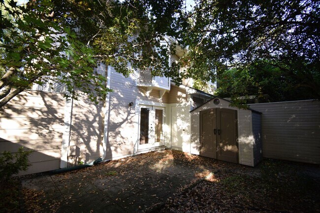 Building Photo - 3 Bedroom 2 Bathroom Townhome- Pets Considered