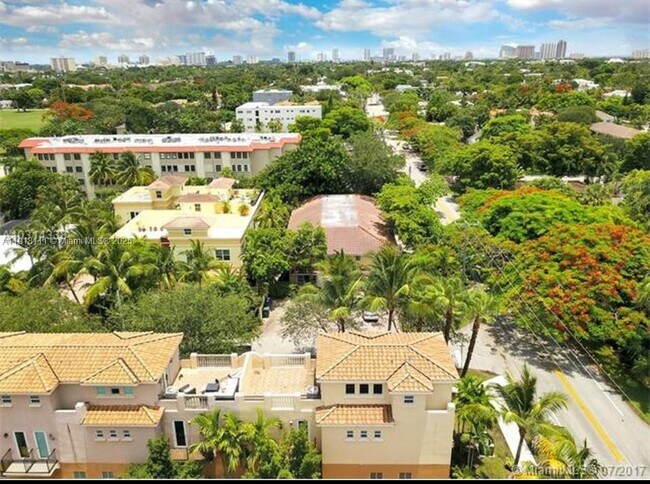 Building Photo - 601 NE 11th Ave