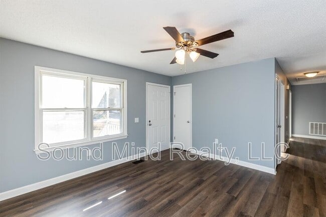 Building Photo - 700 Western Ave