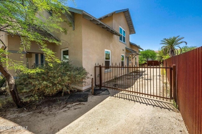 Building Photo - PRELEASE August 2026! West University Home!