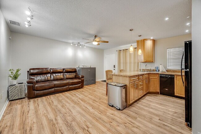 Building Photo - Updated 1 bedroom condo near the river!