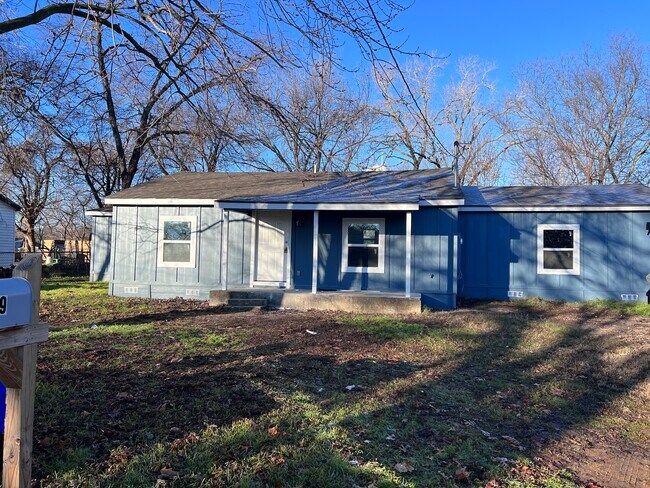 Primary Photo - 209 Pecan St