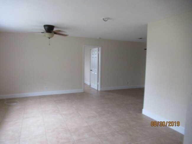 Building Photo - 4 Bedroom 2 Bath in South Daytona