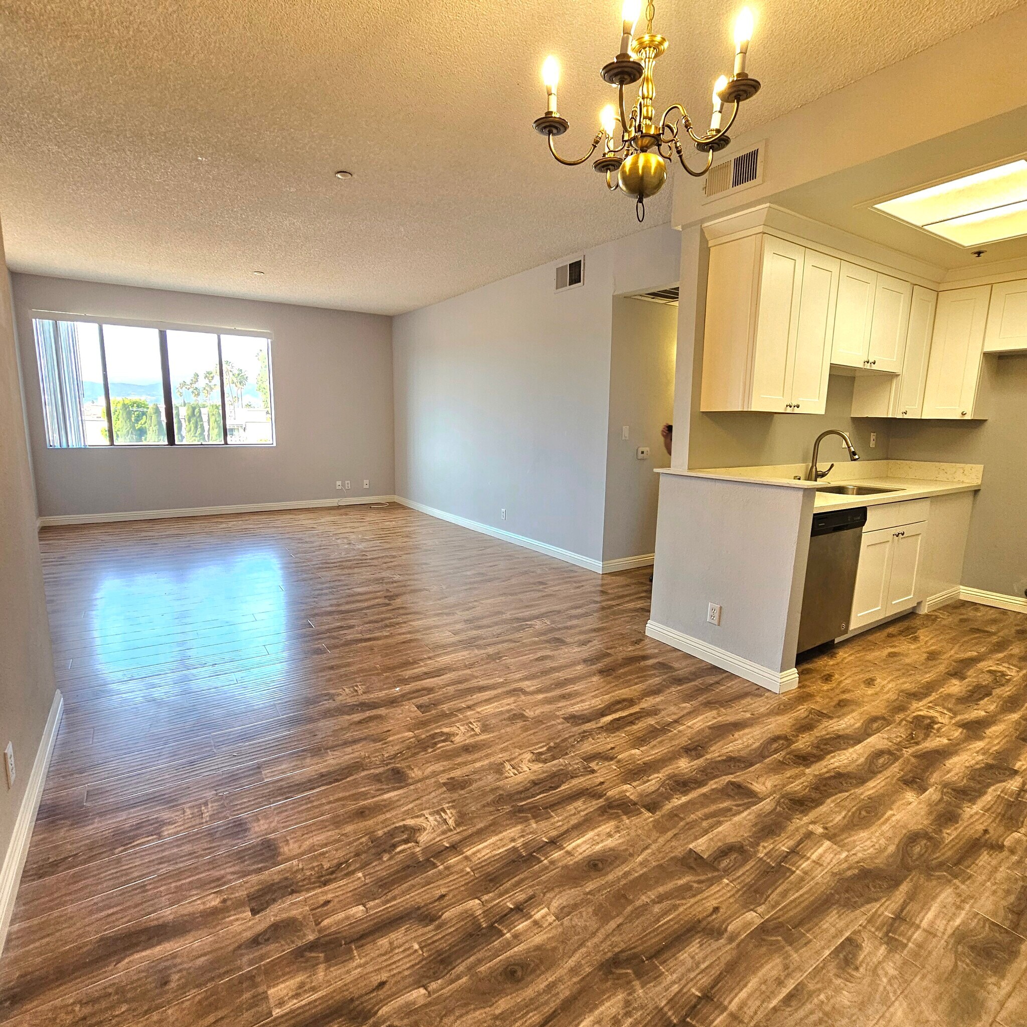 Building Photo - 533 S St Andrews Pl