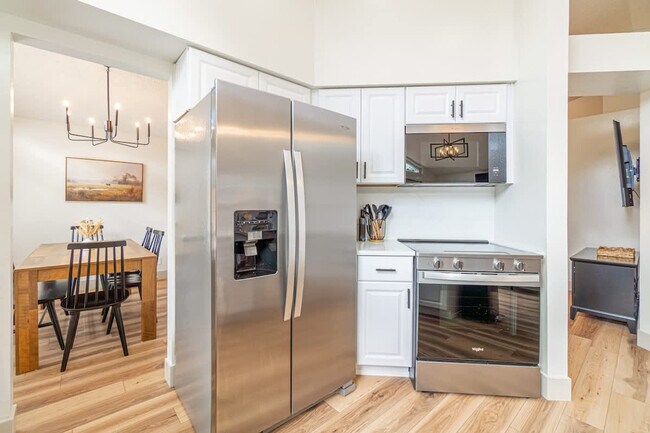 Building Photo - 1059 Chesterfield Ct