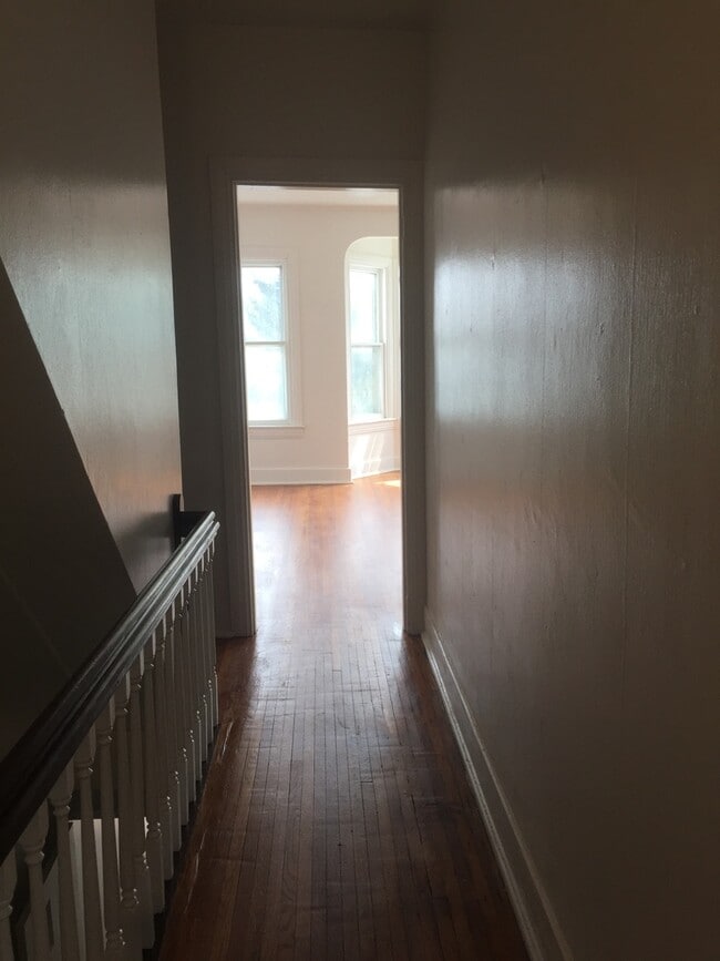 Building Photo - Large 2nd Floor, 4 Bedroom Apartment in York City Near Farquhar Park