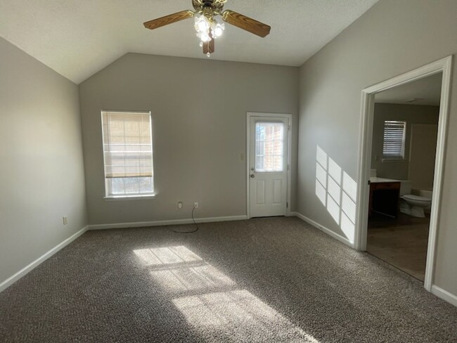 Building Photo - VILLAGES OF PLUM POINT, NEW FLOORS!