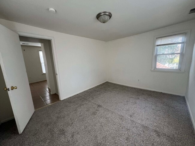 Building Photo - 62 E Main St