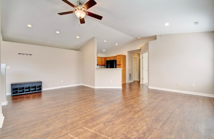 Building Photo - 2223 Rolling Hills Dr