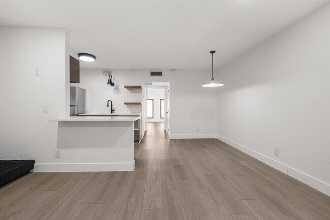 Building Photo - 505 W 7th St