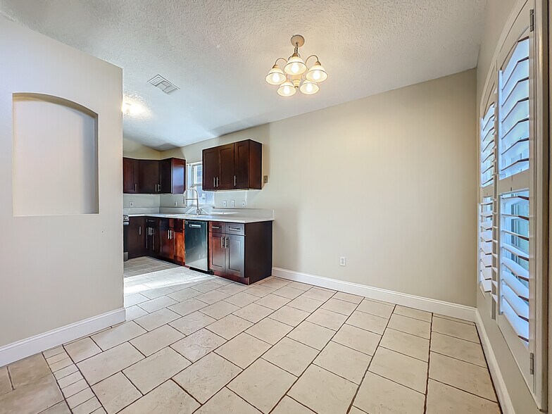 Building Photo - 1115 Naples Dr