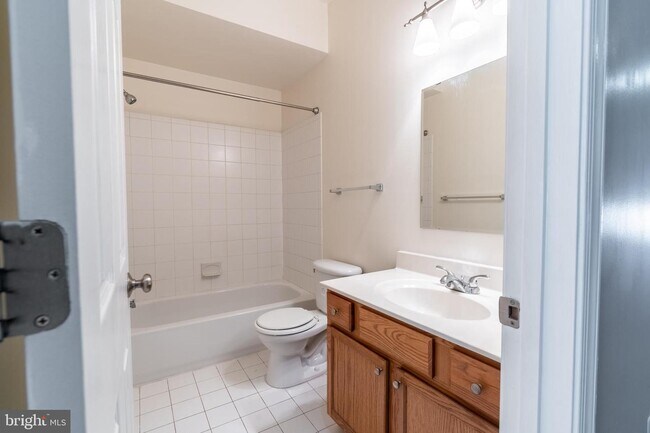 Building Photo - 530 Canton Ct