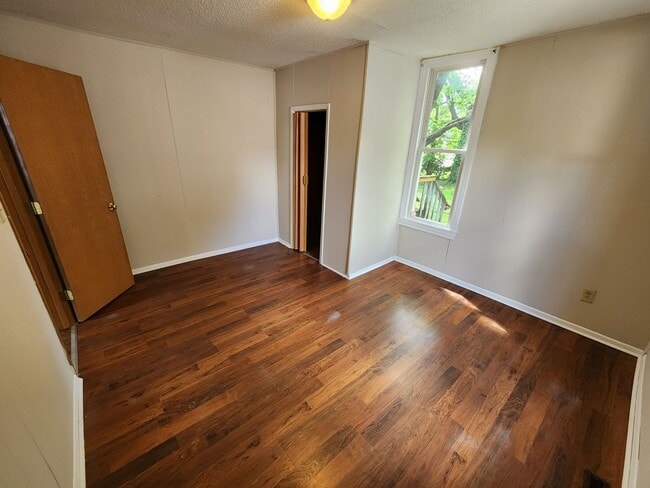 Building Photo - Spacious 2-Bedroom, 1-Bathroom Home AVAILABLE NOW!!