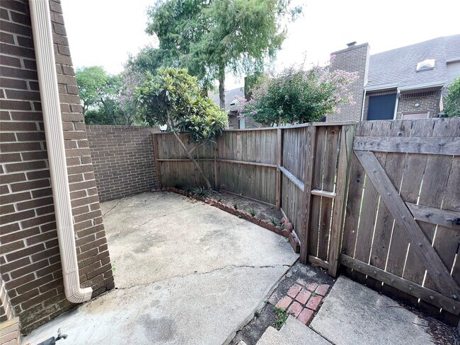 Building Photo - 13716 Hollowgreen Dr