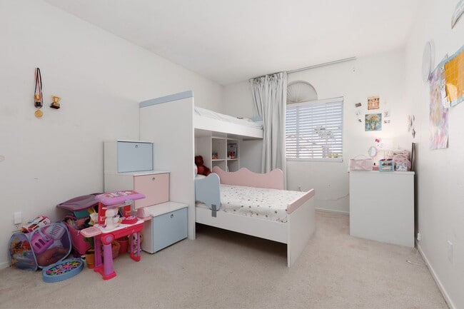 Building Photo - Good sized Summerlin home with large backyard
