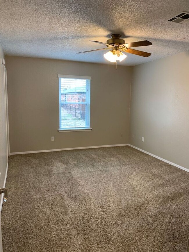 Building Photo - This super cute home features a beautiful ...