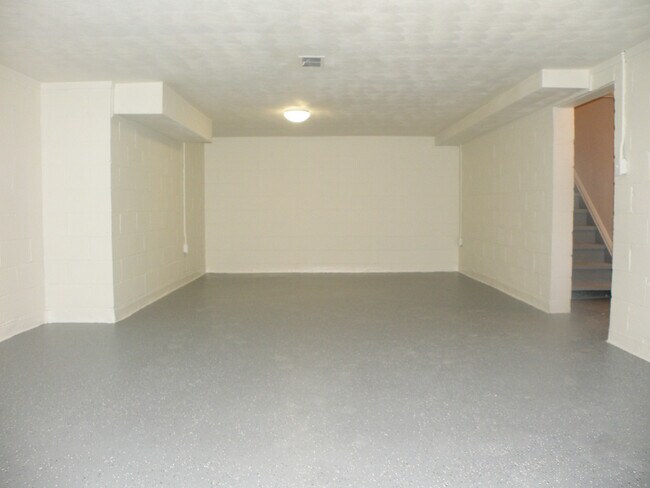 Building Photo - 3 Bed - 2 Full Bath Cape Cod for Rent in Euclid!