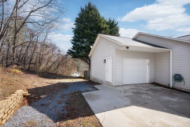 Building Photo - Spacious 5BR House in Asheville