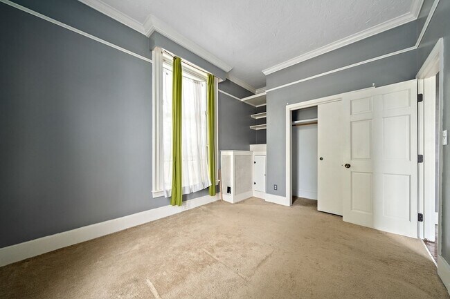 Building Photo - 391 Elm St