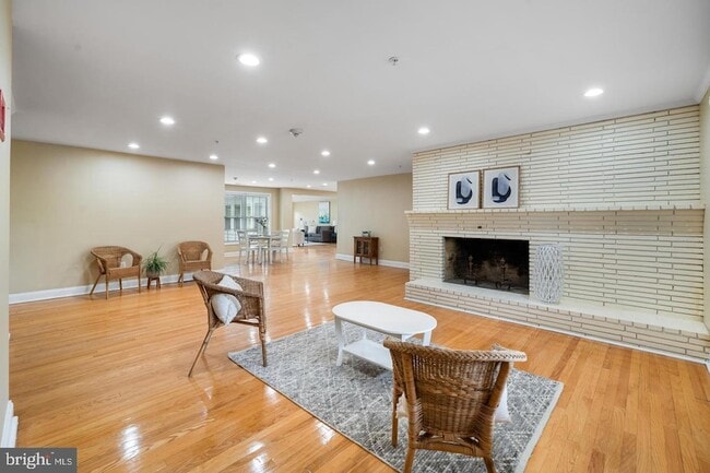 Building Photo - 9201 Rosemont Dr