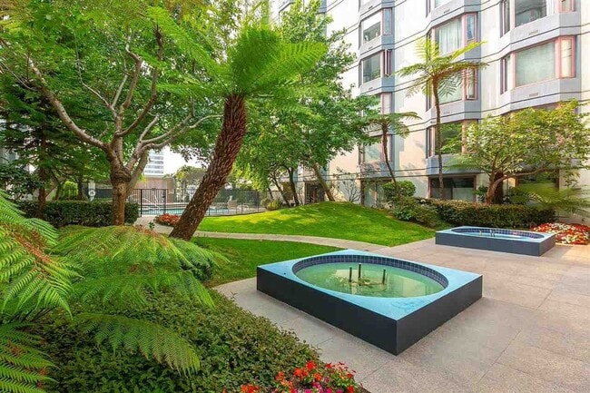 Building Photo - Newly Remodeled 1 Bed, 1 Bath Condo with O...