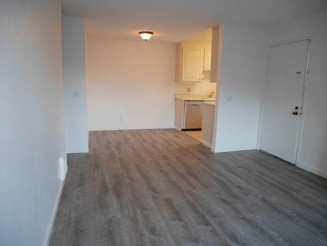 Building Photo - Golden Oaks Condo now available for rent!