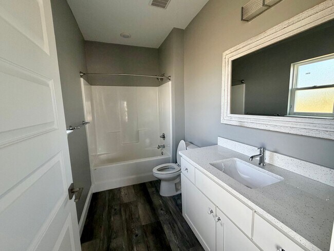 Building Photo - 4 bedroom 3 bath