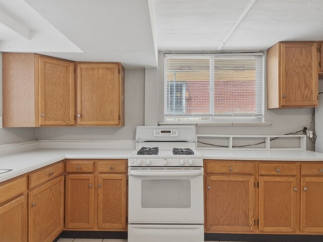 Building Photo - Beautiful 2 Bed, 1 Bath Garden-Level Apartment in Sunnyside!