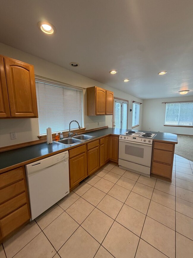 Building Photo - Waterfront home w/Large Dock