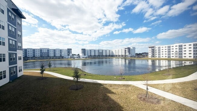 Building Photo - Luxury Condo in Millenia