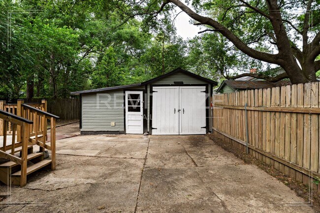 Building Photo - HALF-OFF DEPOSIT SPECIAL! Furnished 2 Bedr...