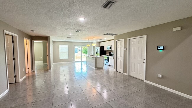 Building Photo - Amazing 4 Bedroom, 2 Bathroom Home in Palm Bay!!
