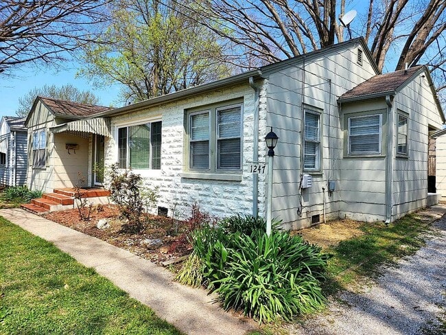 Building Photo - Charming Bunglow in Delaware Neighborhood Close To MSU & Mercy Hospital