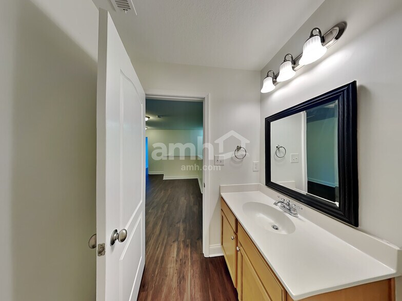 Building Photo - 1684 Woods Ln