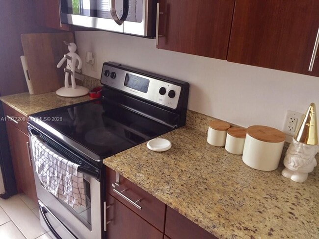 Building Photo - 7400 NE 6th Ct