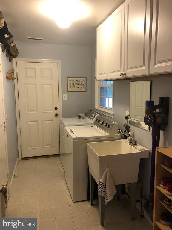 Building Photo - 9811 Meadow Knoll Ct