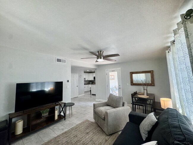 Building Photo - 2 bedroom single family w/yard & W/d