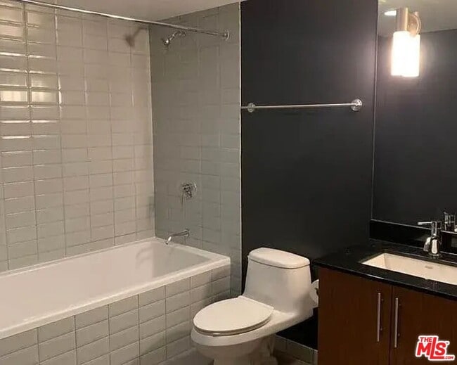 Building Photo - 530 S Hewitt St