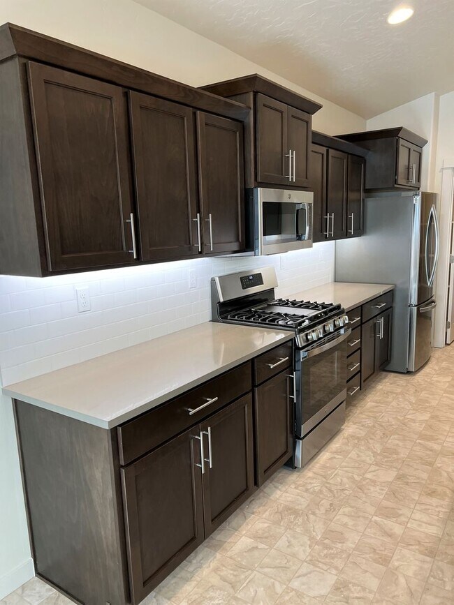 Building Photo - Beautiful, 3 bed 2 bath home close to lake...